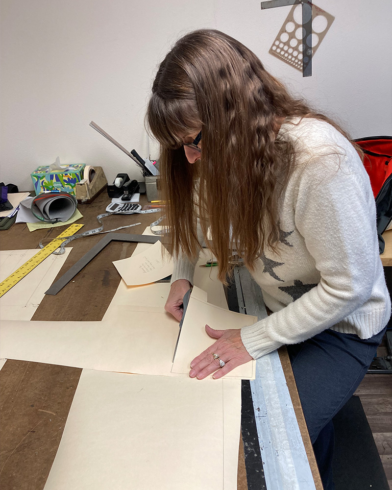 A lady cutting the paper